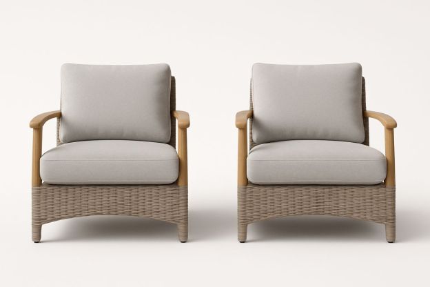 2 rottingstoler med trearmlener polstret i lysegrå tekstil