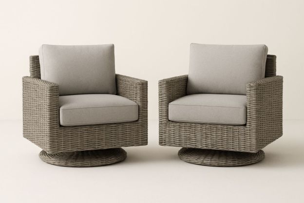 Sett med 2 rottingstoler med polyesterputer grå