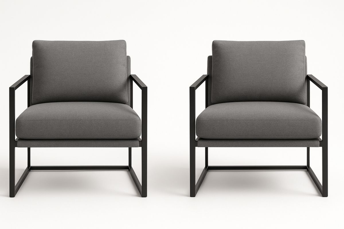 Sett med to metallramme armlenestoler med polyester polstring