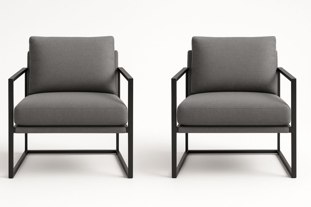 Sett med to metallramme armlenestoler med polyester polstring