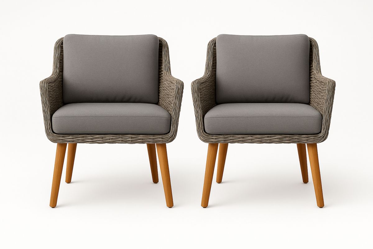 Sett med 2 lenestoler i polyrotting med grå puter og treben