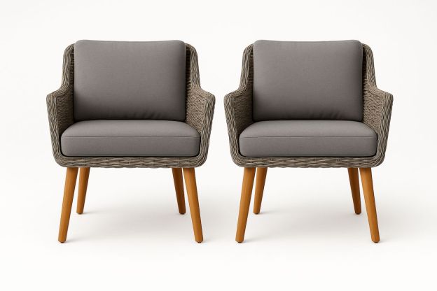 Sett med 2 lenestoler i polyrotting med grå puter og treben