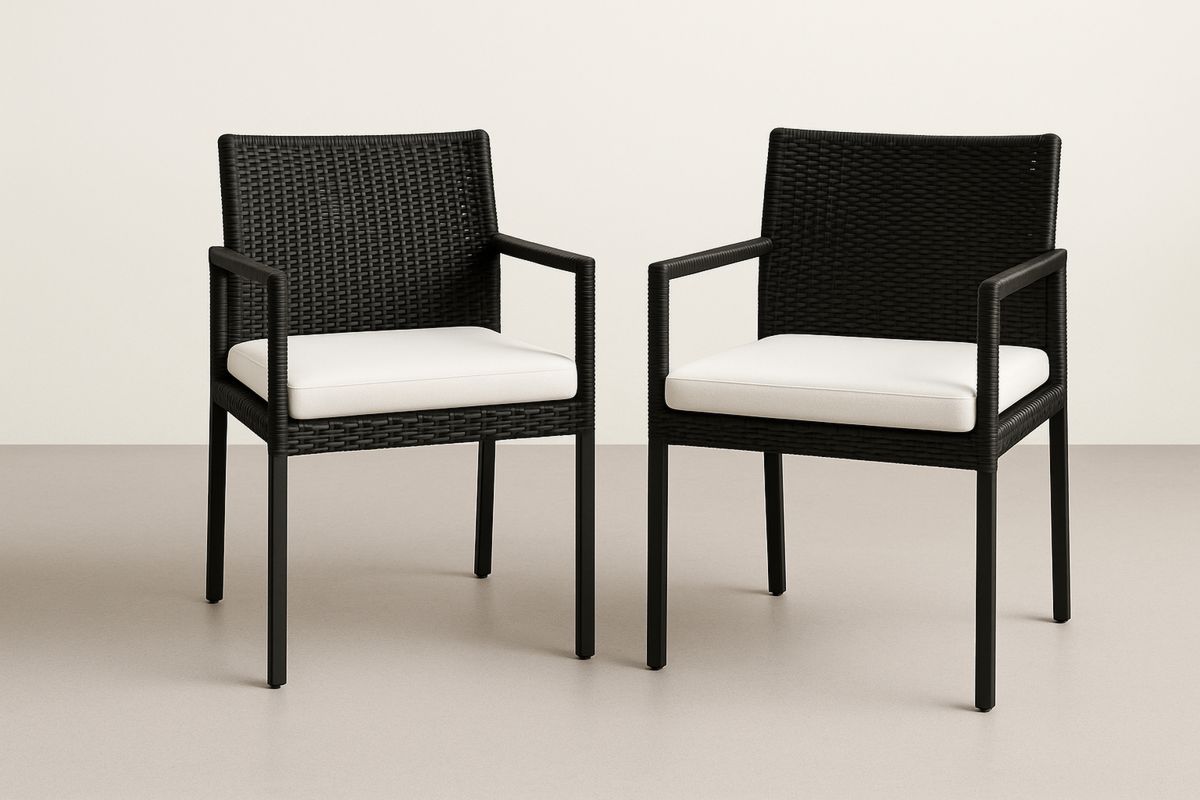 Sett med 2 stoler i polyrotting med hvite puter