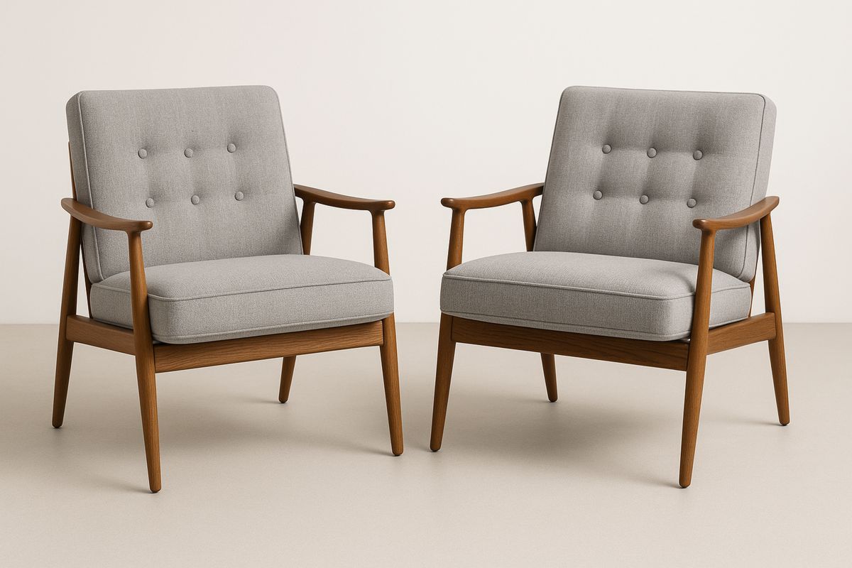 Sete med 2 grå stoler i polyesterstoff og treramme