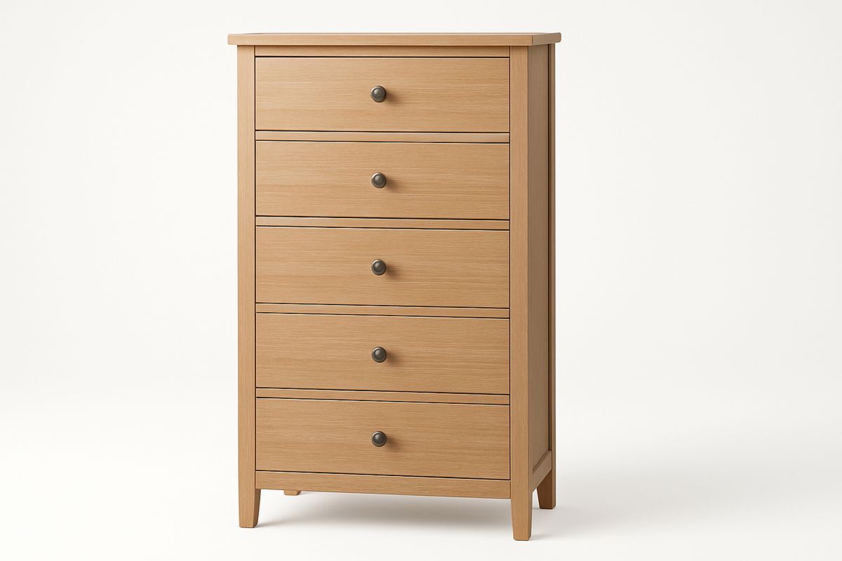 Kommode i tre med fem skuffer