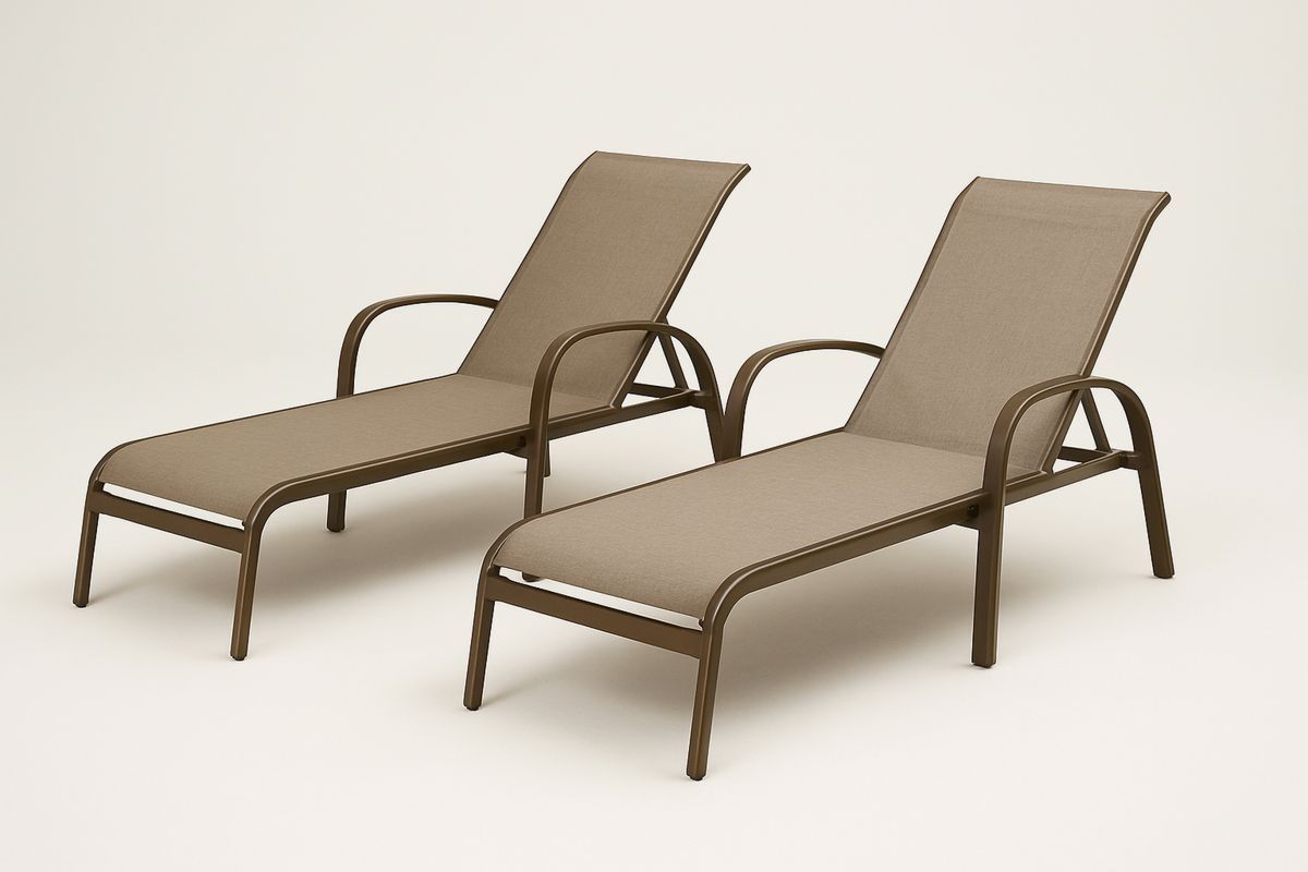 Sett av 2 sjeselonger i aluminium med polyester i beige