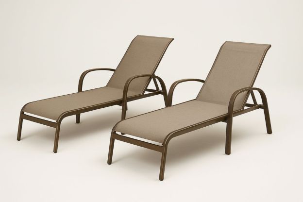 Sett av 2 sjeselonger i aluminium med polyester i beige