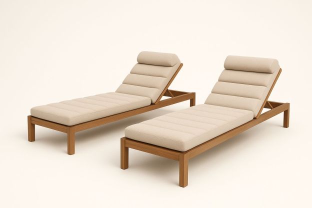 Solsengsett i tre og polyester med kremfargede puter