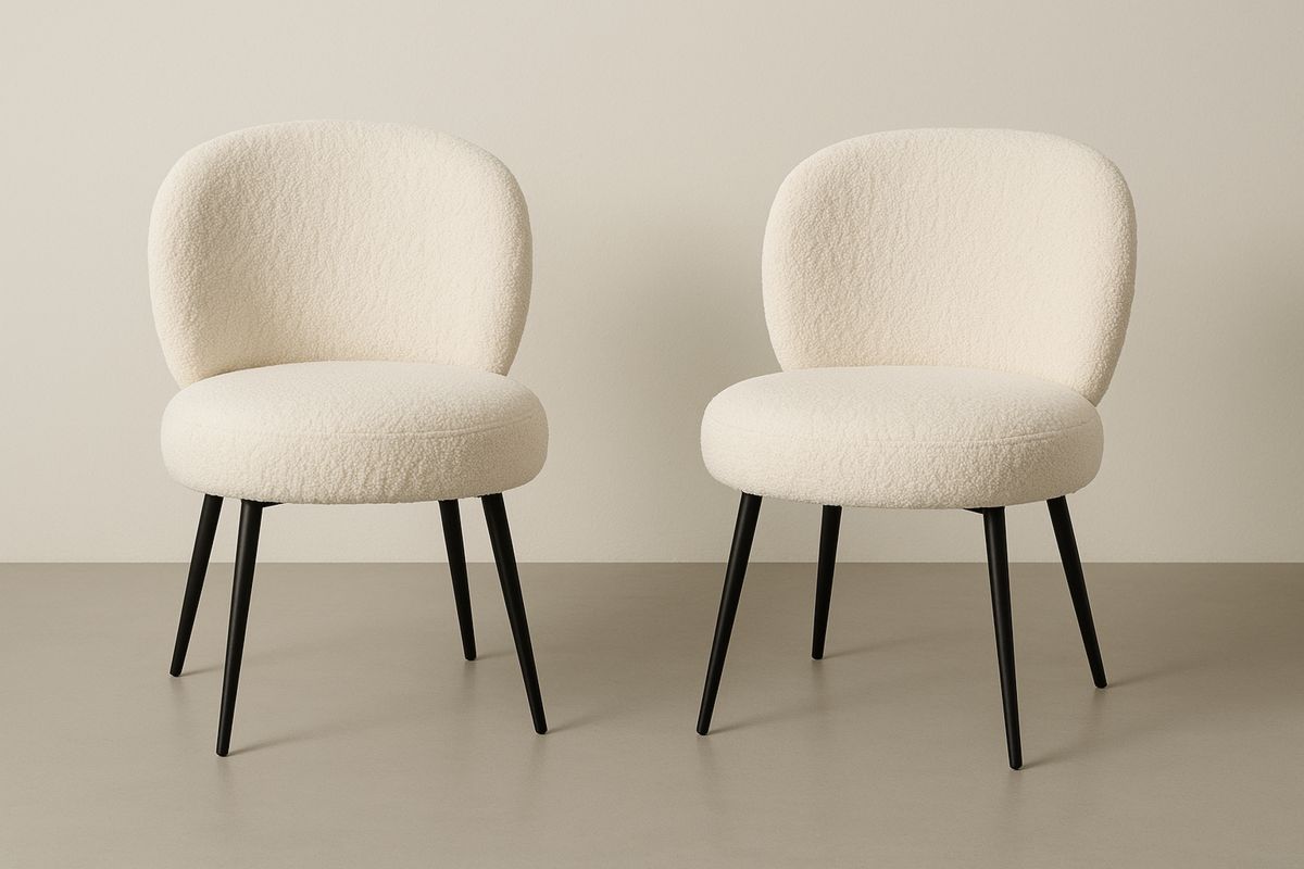 Sett med 2 bouclé stoff stoler med metallben