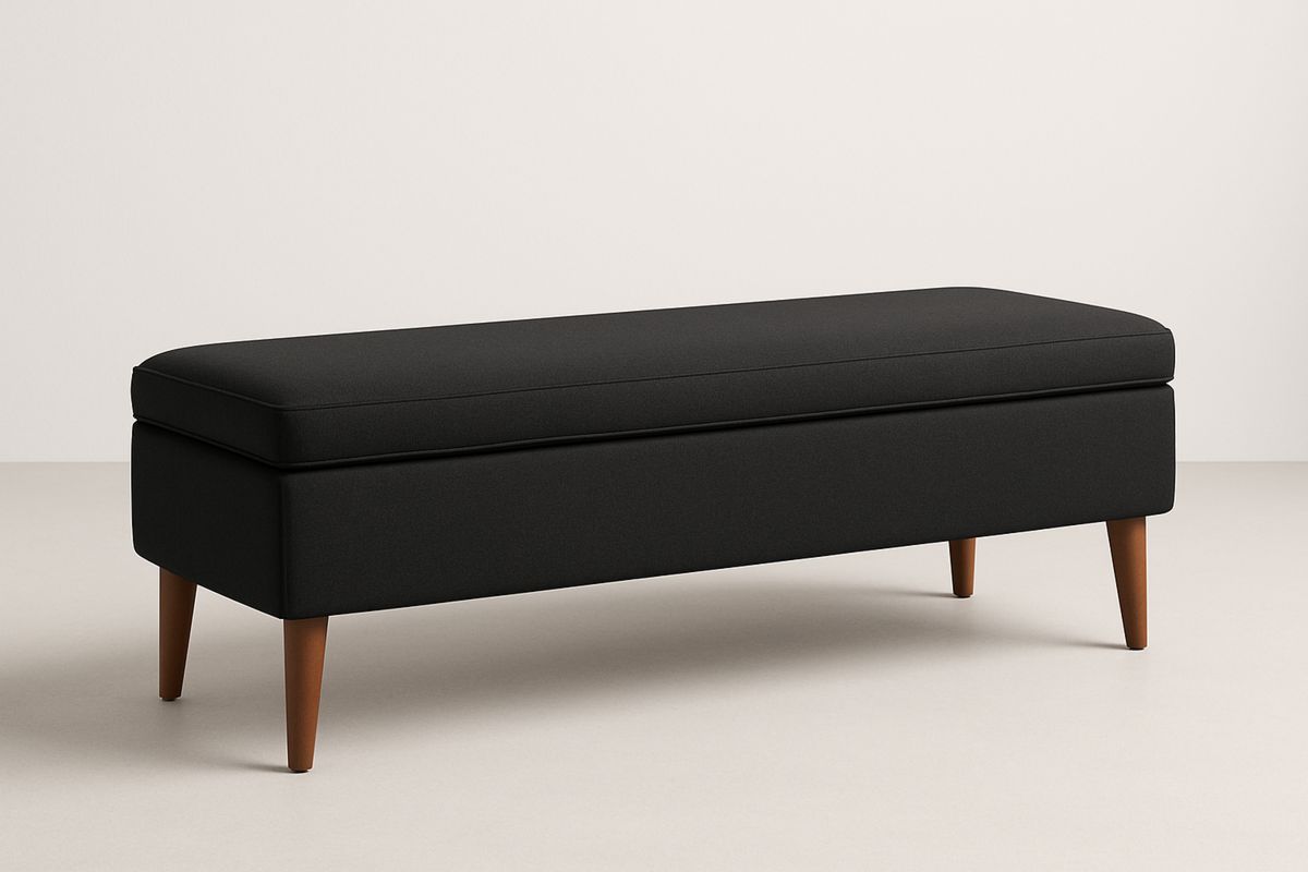 Svart benk med polyesterstoff og treben 140x40x45 cm