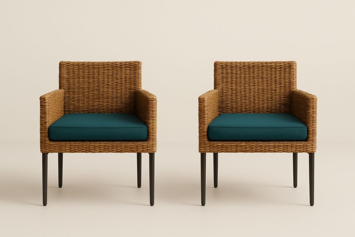 Utendørs lenestoler sett i rotting med blå puter