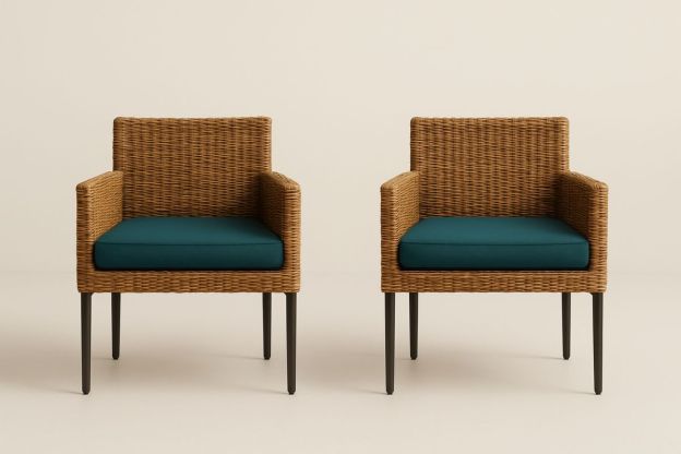 Utendørs lenestoler sett i rotting med blå puter