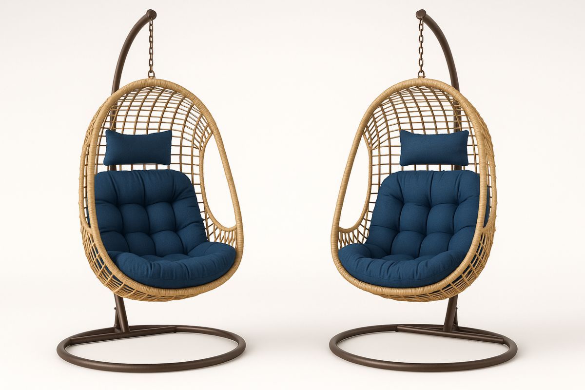 Sett med hengestoler i rotting med stålramme og blå puter