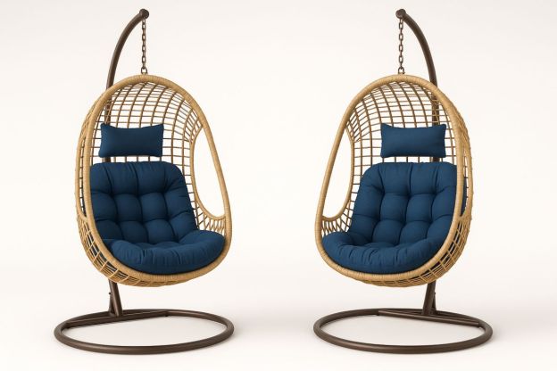 Sett med hengestoler i rotting med stålramme og blå puter