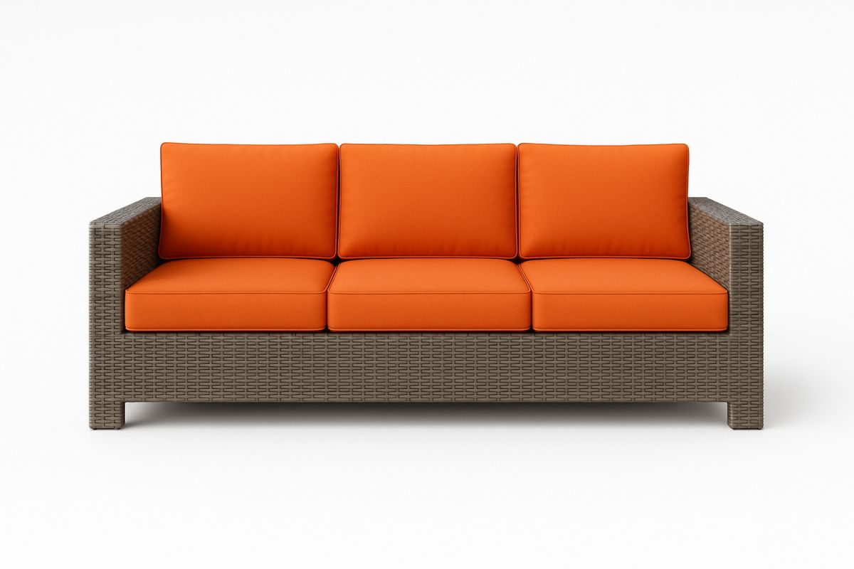 Hagesofa i polyrotting med oransje puter