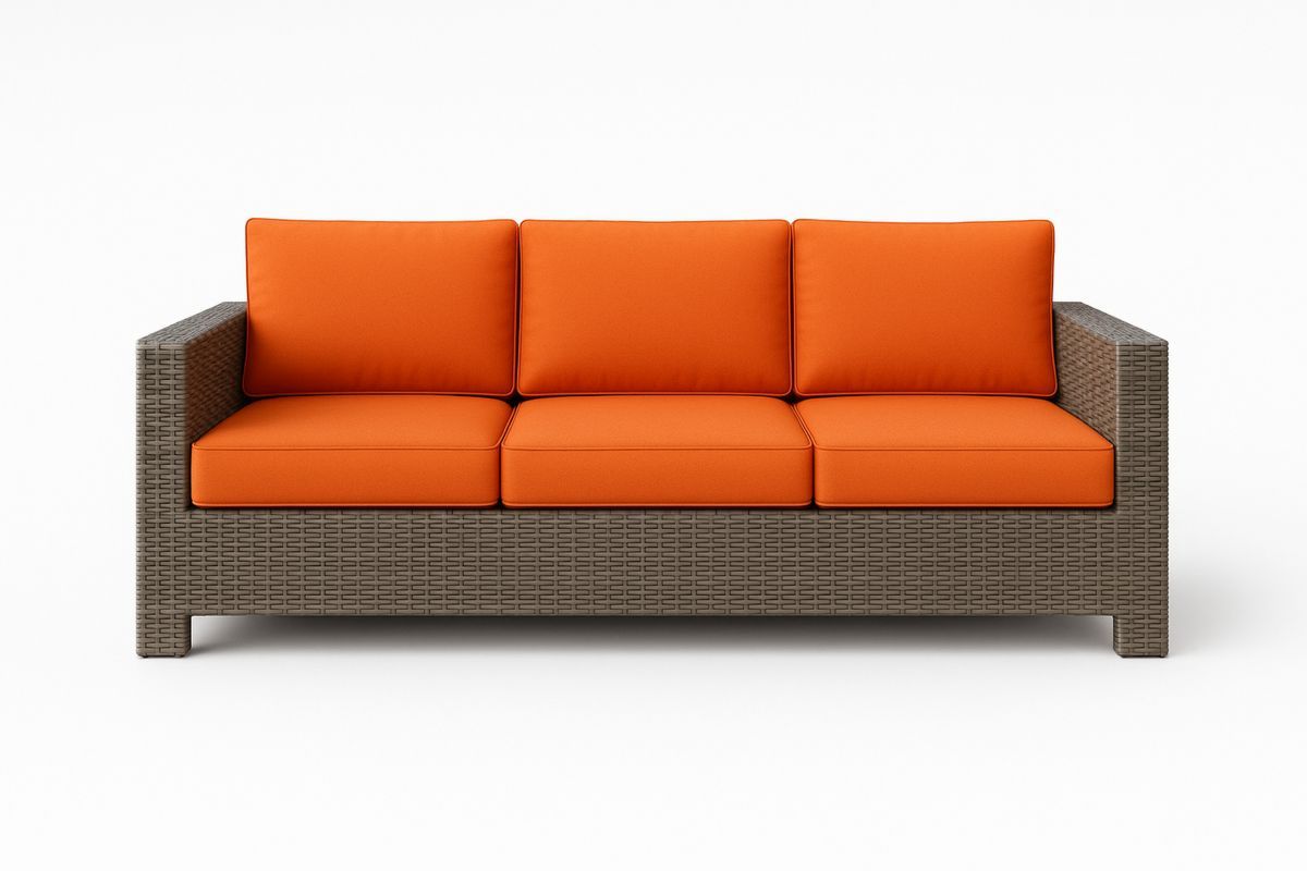 Hagesofa i polyrotting med oransje puter