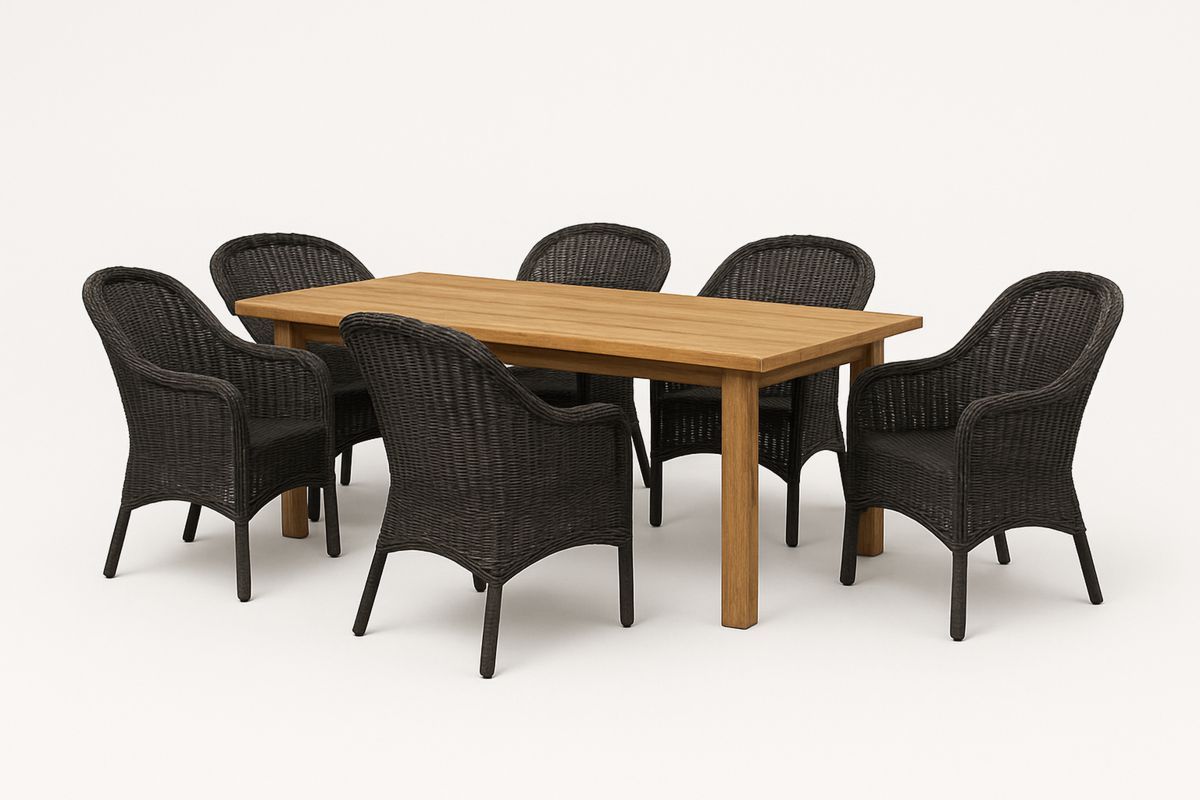 Utendørs sett med bord i tre og rottingstoler