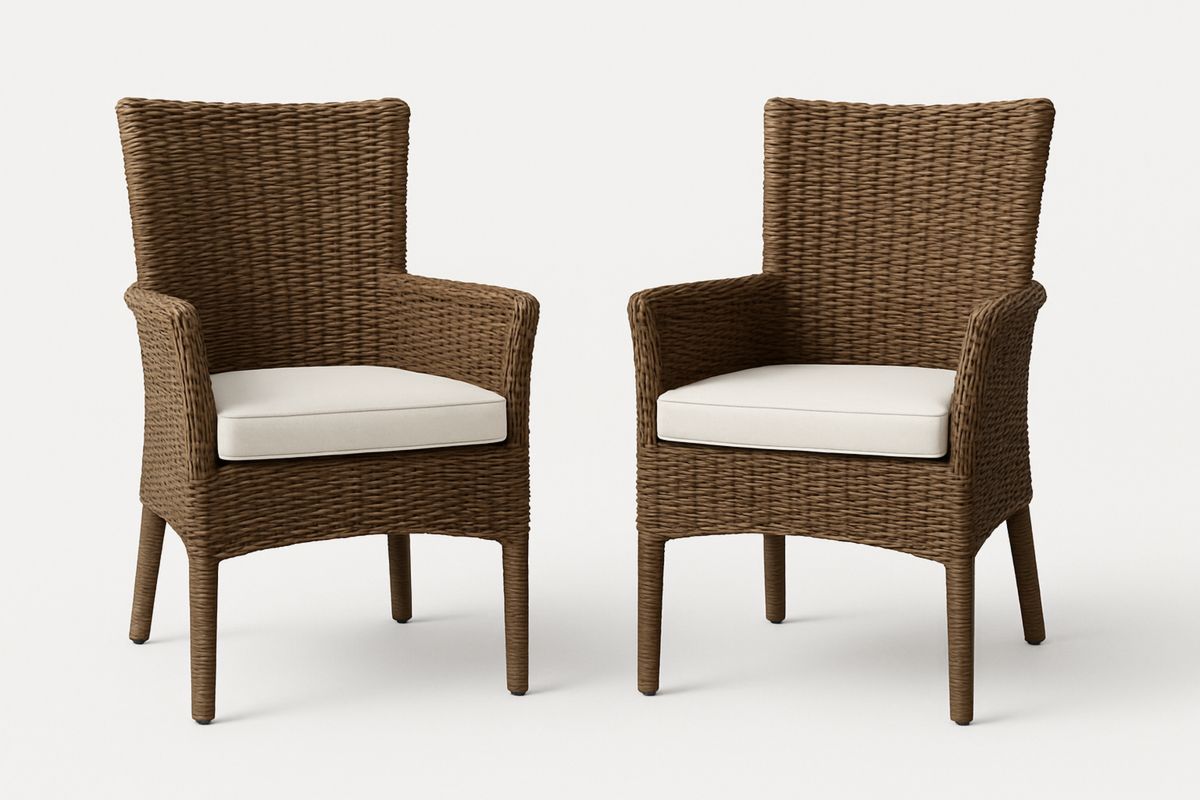 Utesett med 2 flettede stoler i brun med beige puter