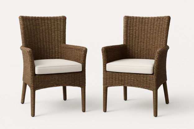 Utesett med 2 flettede stoler i brun med beige puter