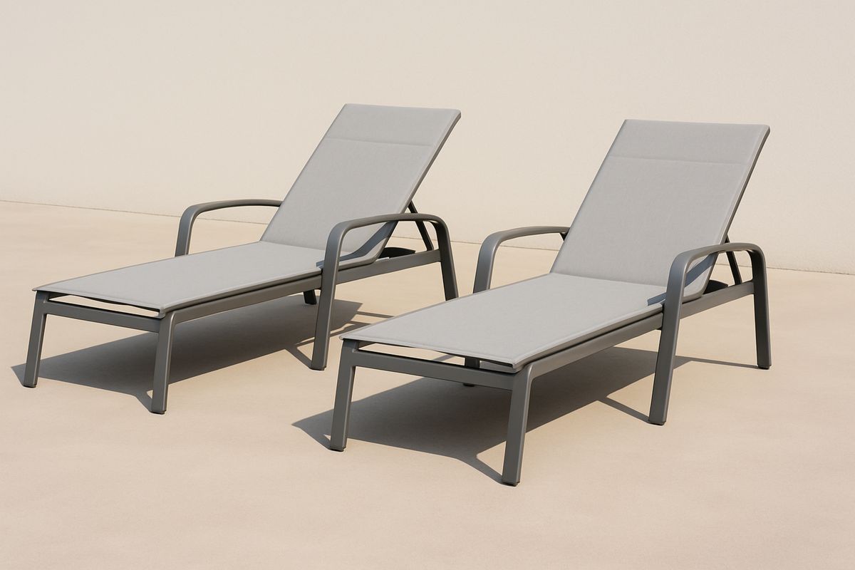 To solstoler i aluminium med tekstilpolstring i grått