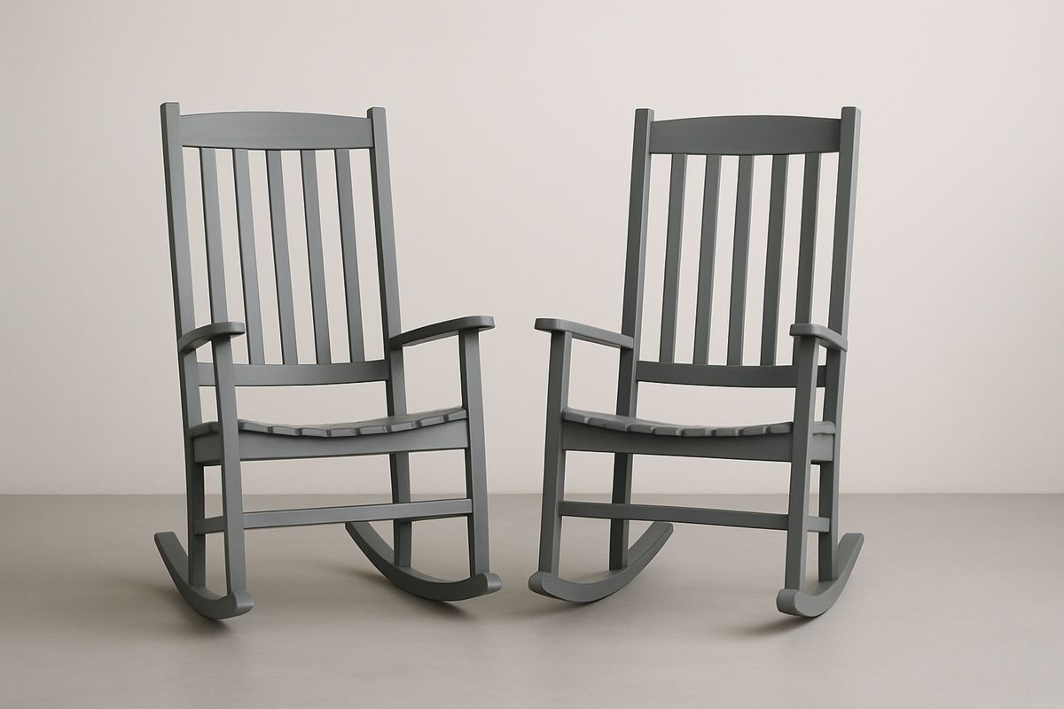 Sett med 2 grå gyngestoler i solid tre