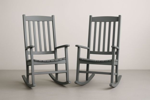 Sett med 2 grå gyngestoler i solid tre
