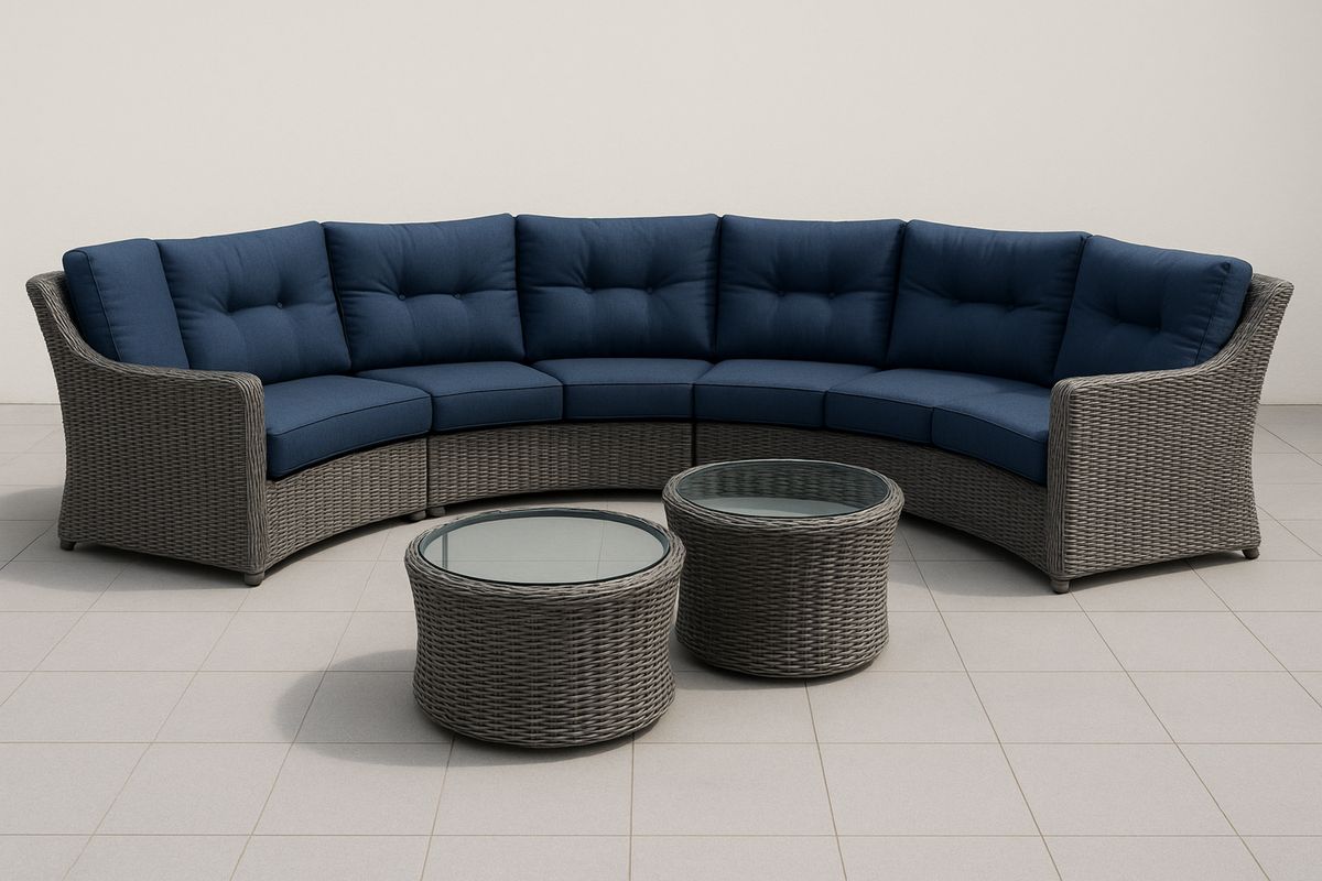 Rund hjørnesofa i rotting med blå polyesterputer og glassbord