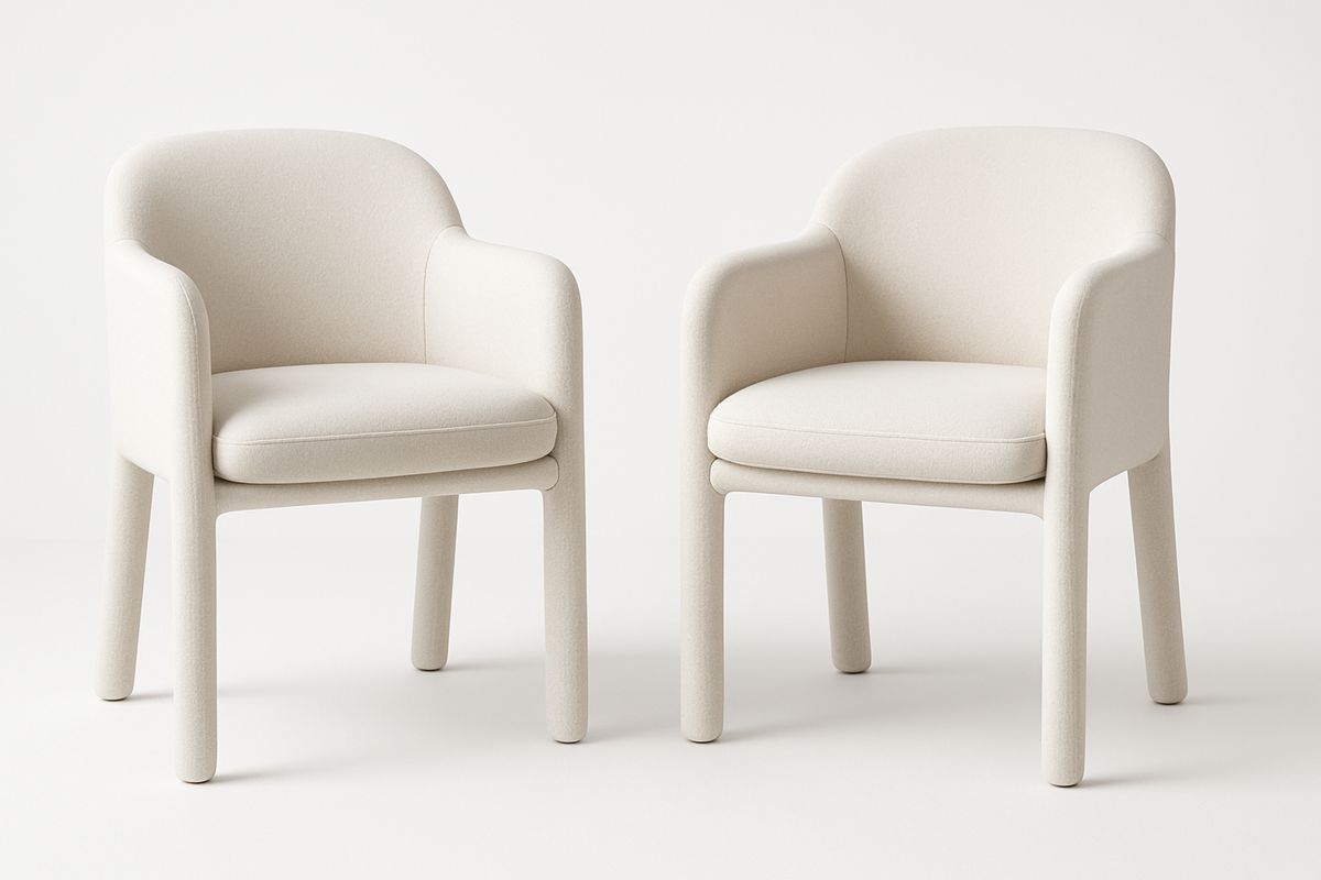 Sett med to stoler i kremhvit polyester og massivt tre