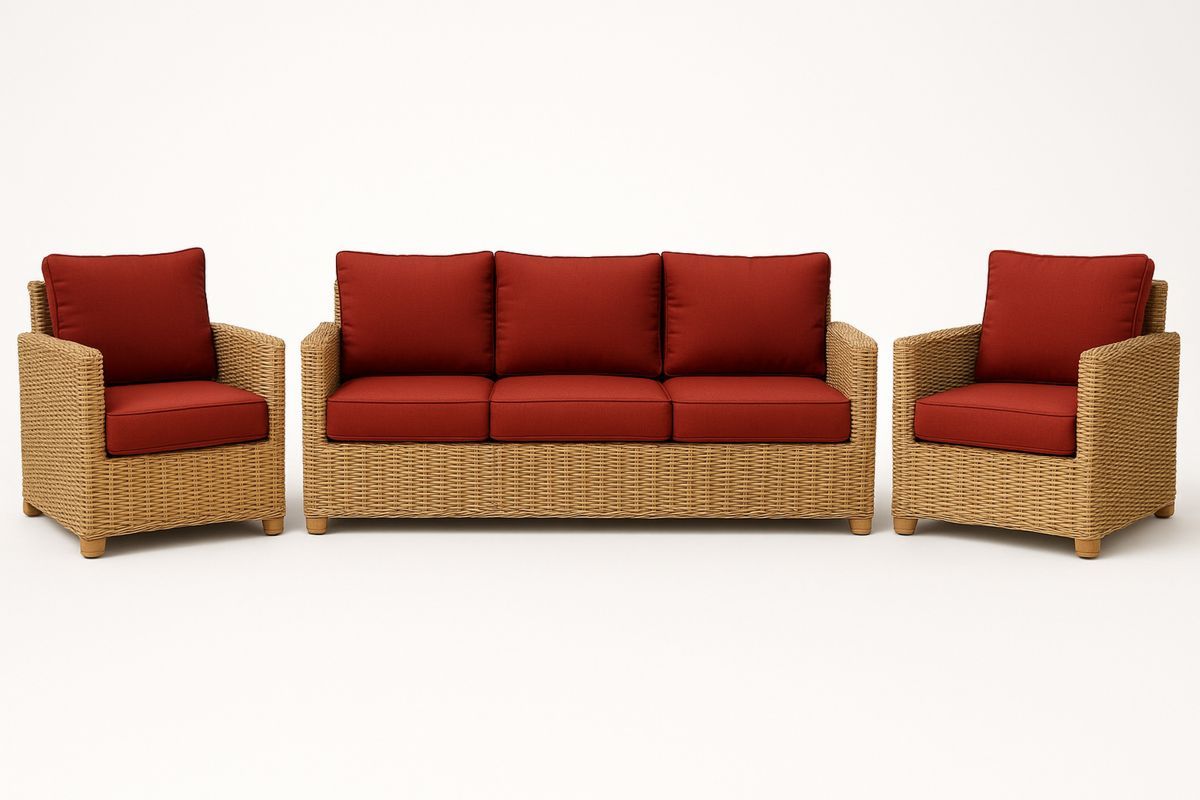 Utesofasett i polyrotting med røde puter, tre deler