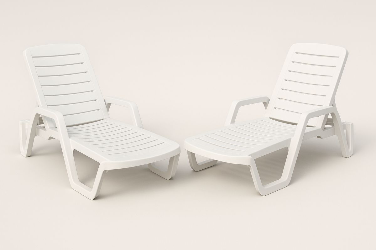 Sett med 2 solsenger i plast hvit