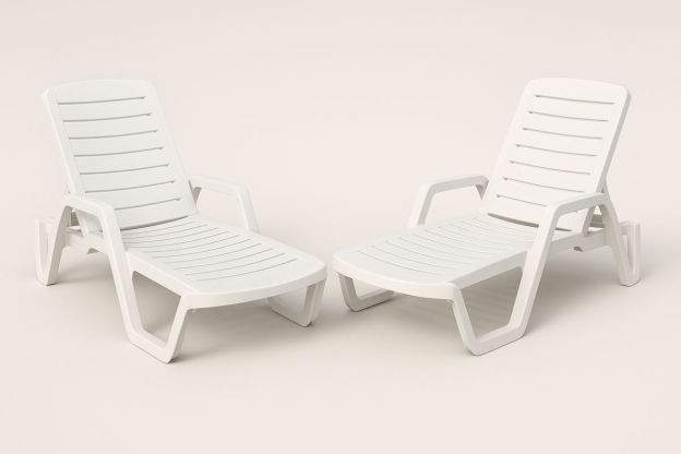 Sett med 2 solsenger i plast hvit