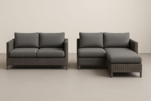 Modulsofa sett med sjeselong i rotting og grå polyesterputer