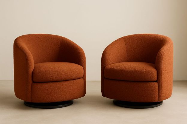 Sett med to roterbare oransje bouclé lenestoler