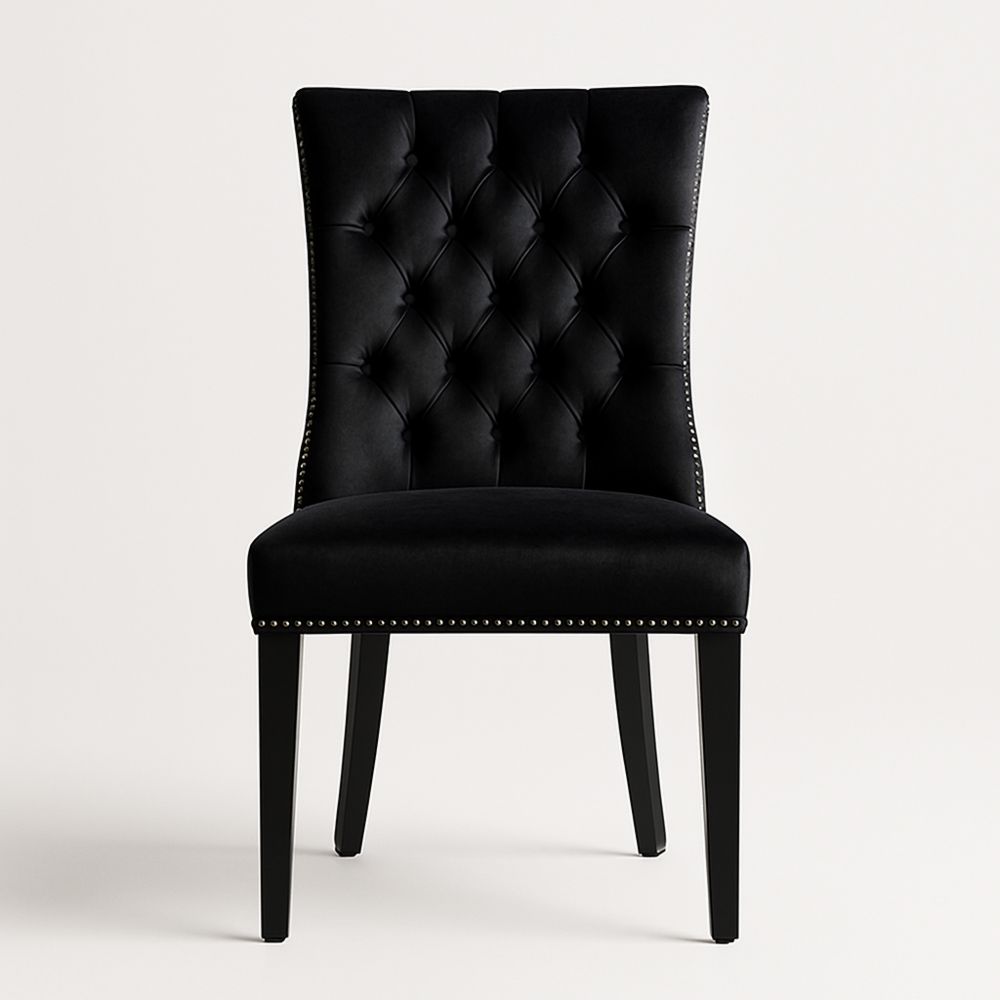 Spisestol i svart fløyel med nagledetaljer-havremoderne