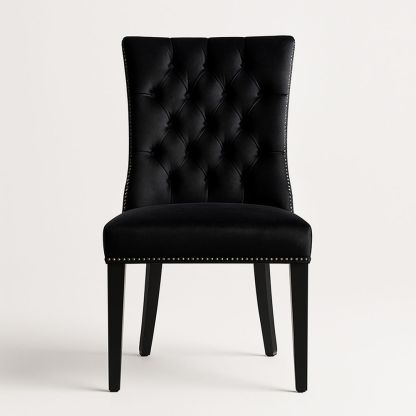 Spisestol i svart fløyel med nagledetaljer-havremoderne