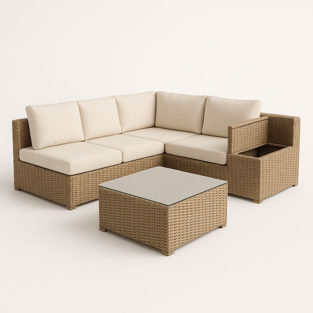 Hjørnesofa i rotting med glassbord og kremfargede puter-havremoderne