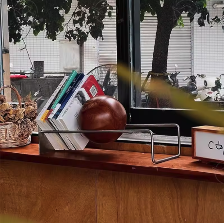 Urbanista® Creative Gravity Ball Bookstand