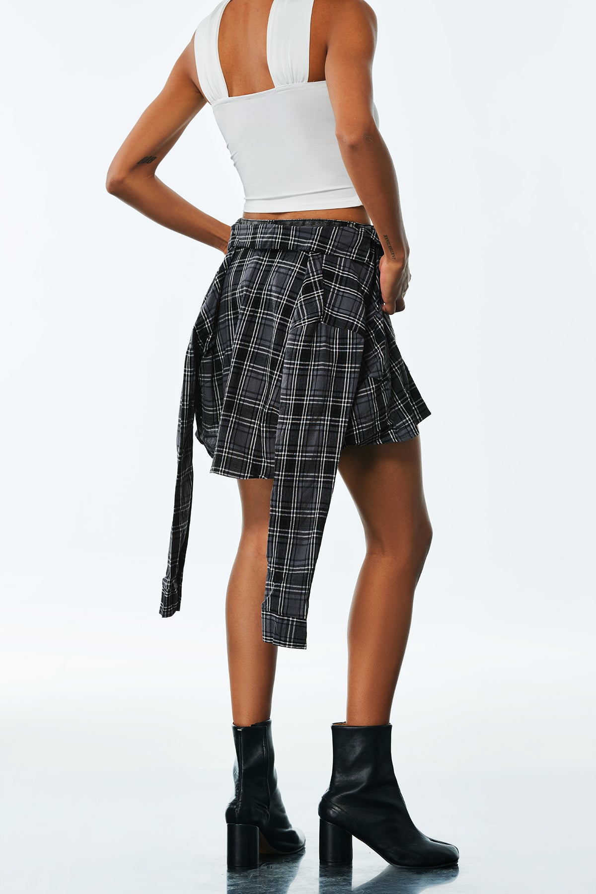 Amand Deconstruct Grid Short Jeans In Black