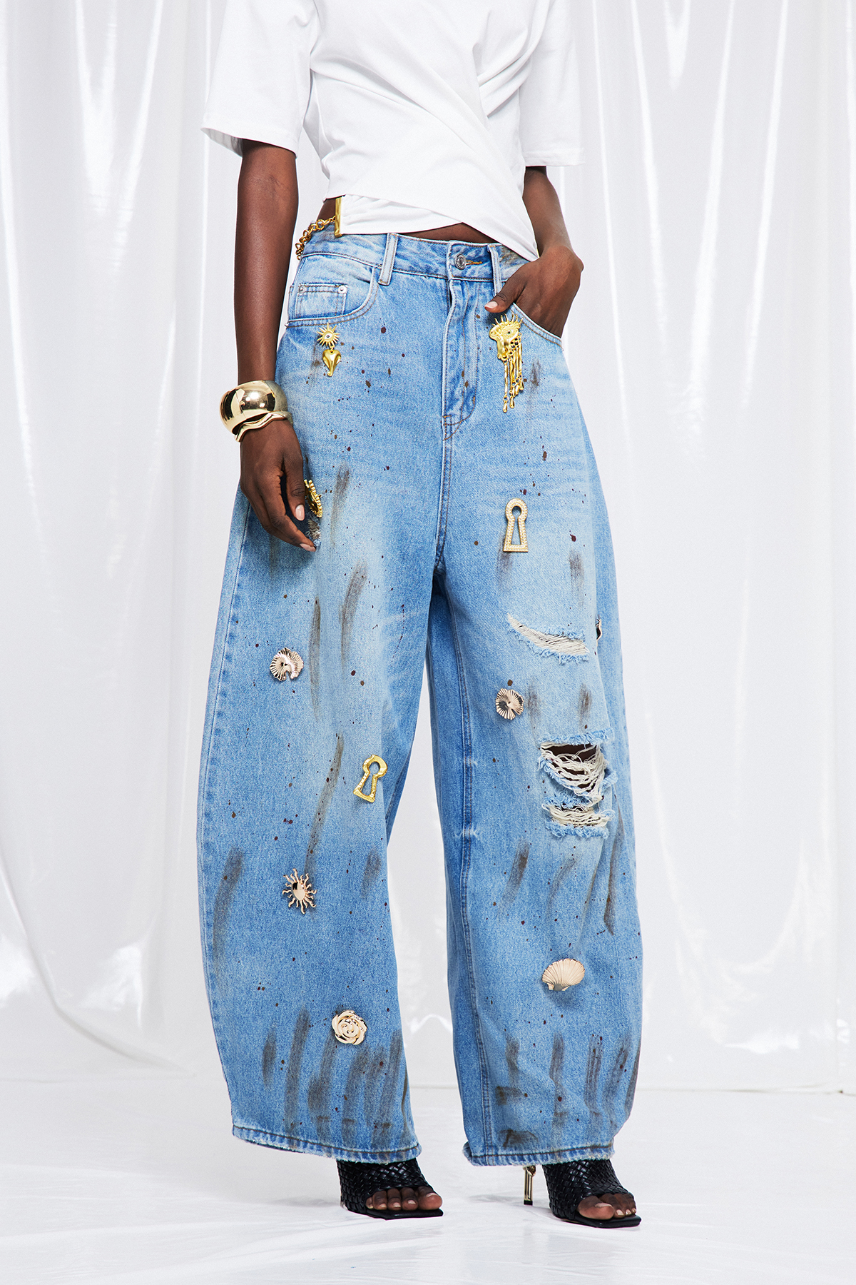 Frigyes Embellished Ripped Baggy Jeans