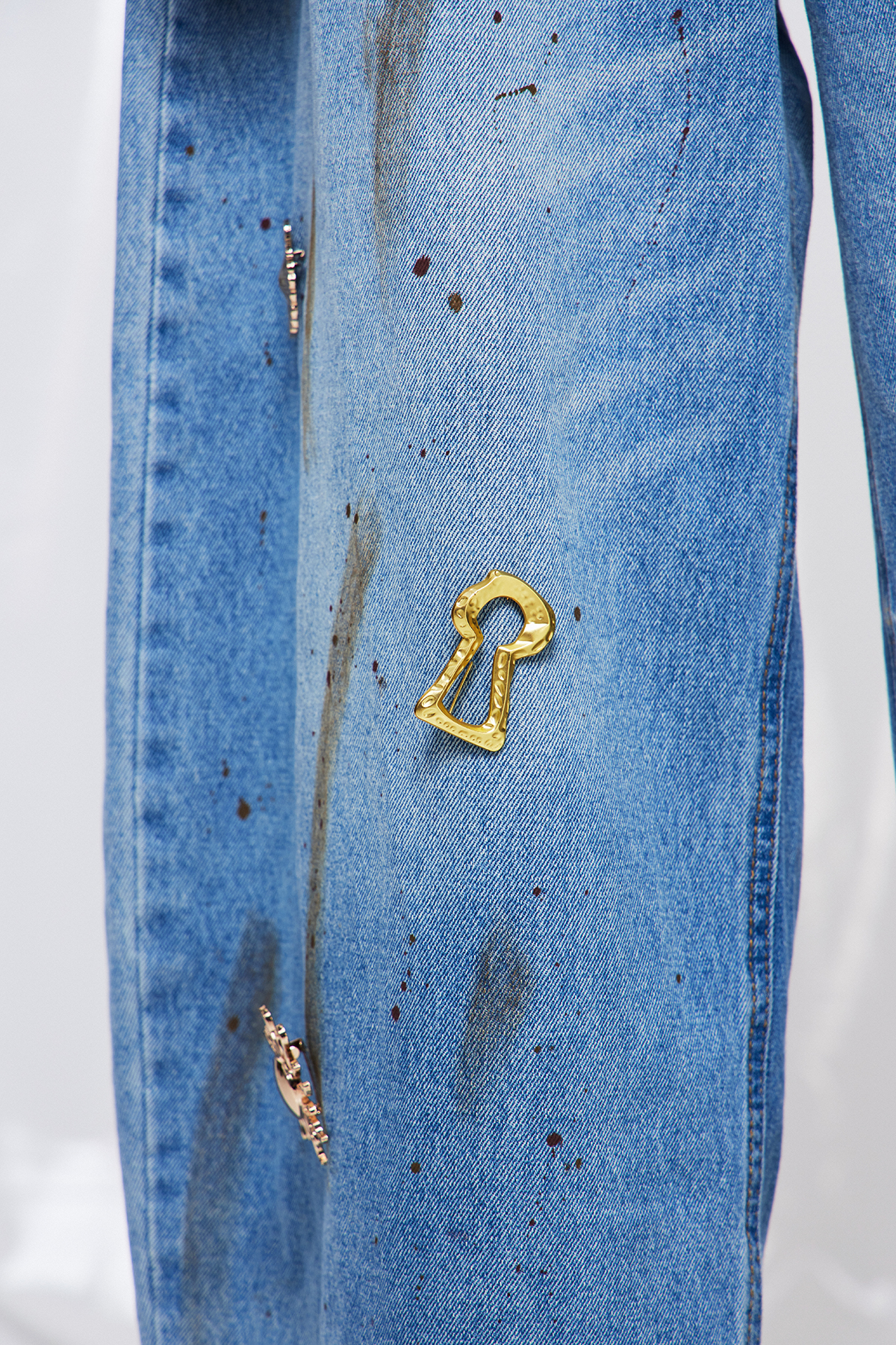 Frigyes Embellished Ripped Baggy Jeans