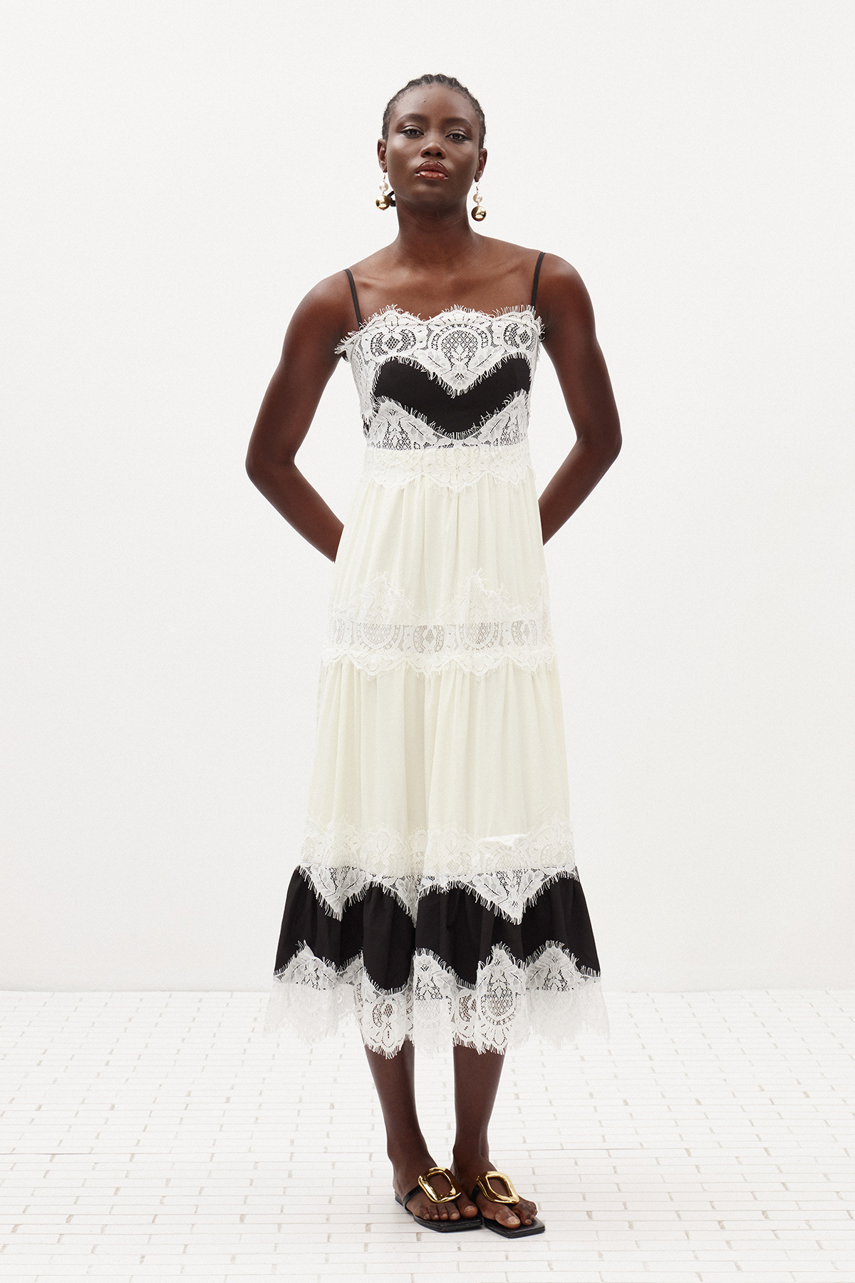 Ildo Spaghetti Colorblock Lace Maxi Dress