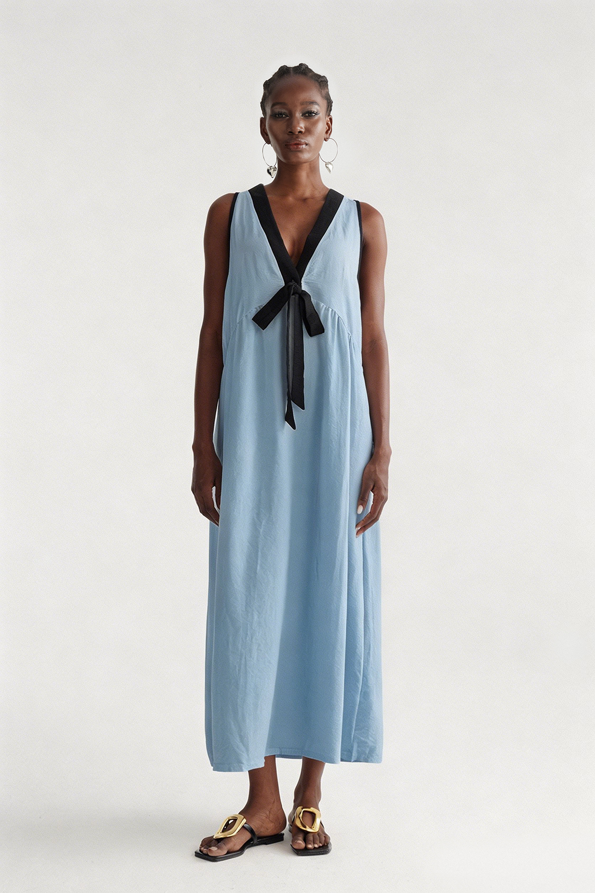 Ilyan Sleeveless Bow Maxi Dress In Blue