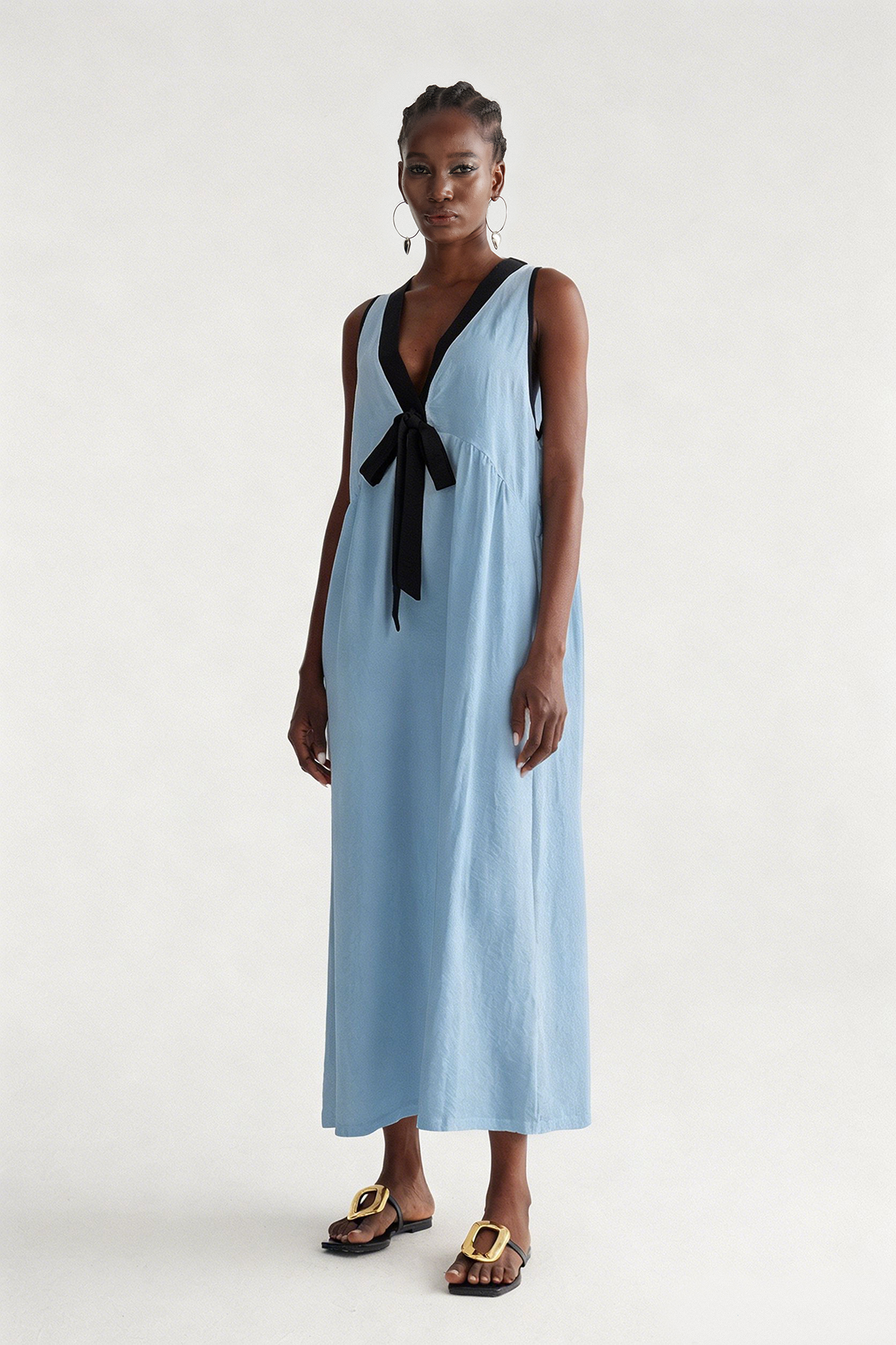 Ilyan Sleeveless Bow Maxi Dress In Blue
