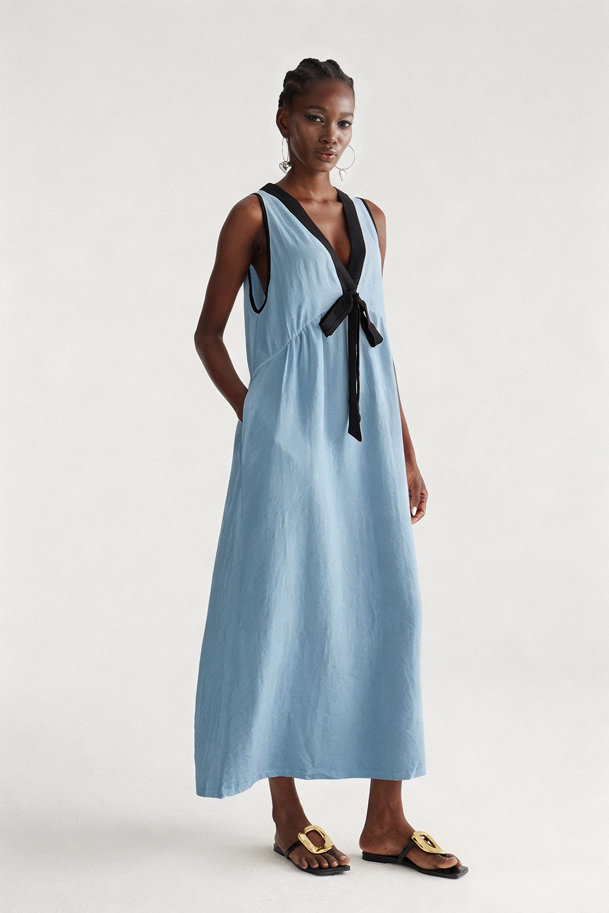 Ilyan Sleeveless Bow Maxi Dress In Blue