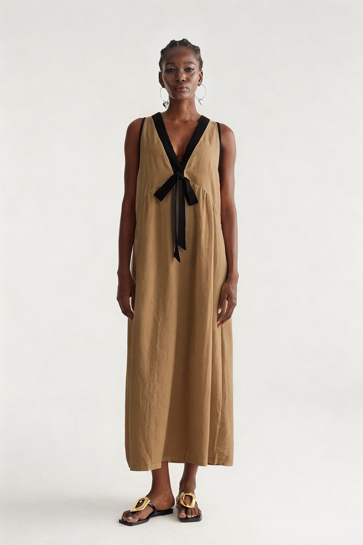 Ilyan Sleeveless Bow Maxi Dress In Khaki