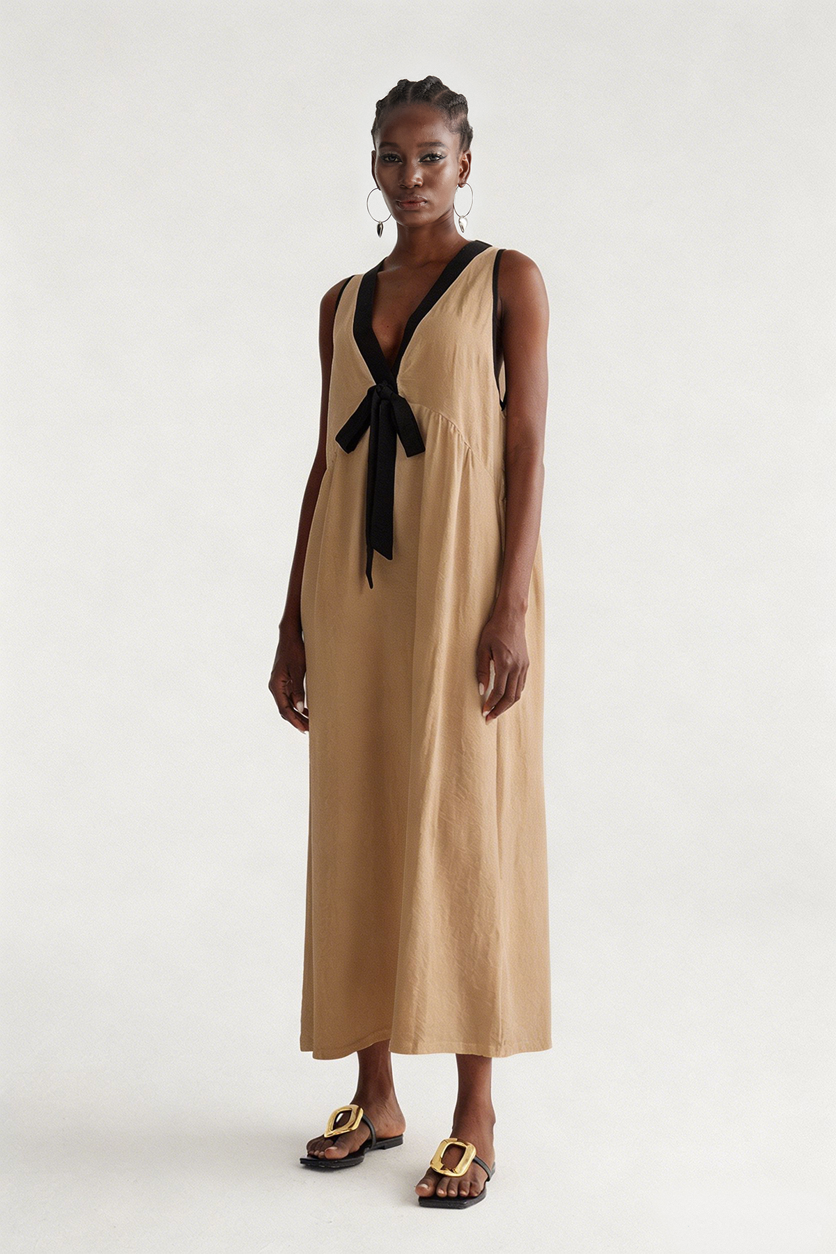 Ilyan Sleeveless Bow Maxi Dress In Khaki