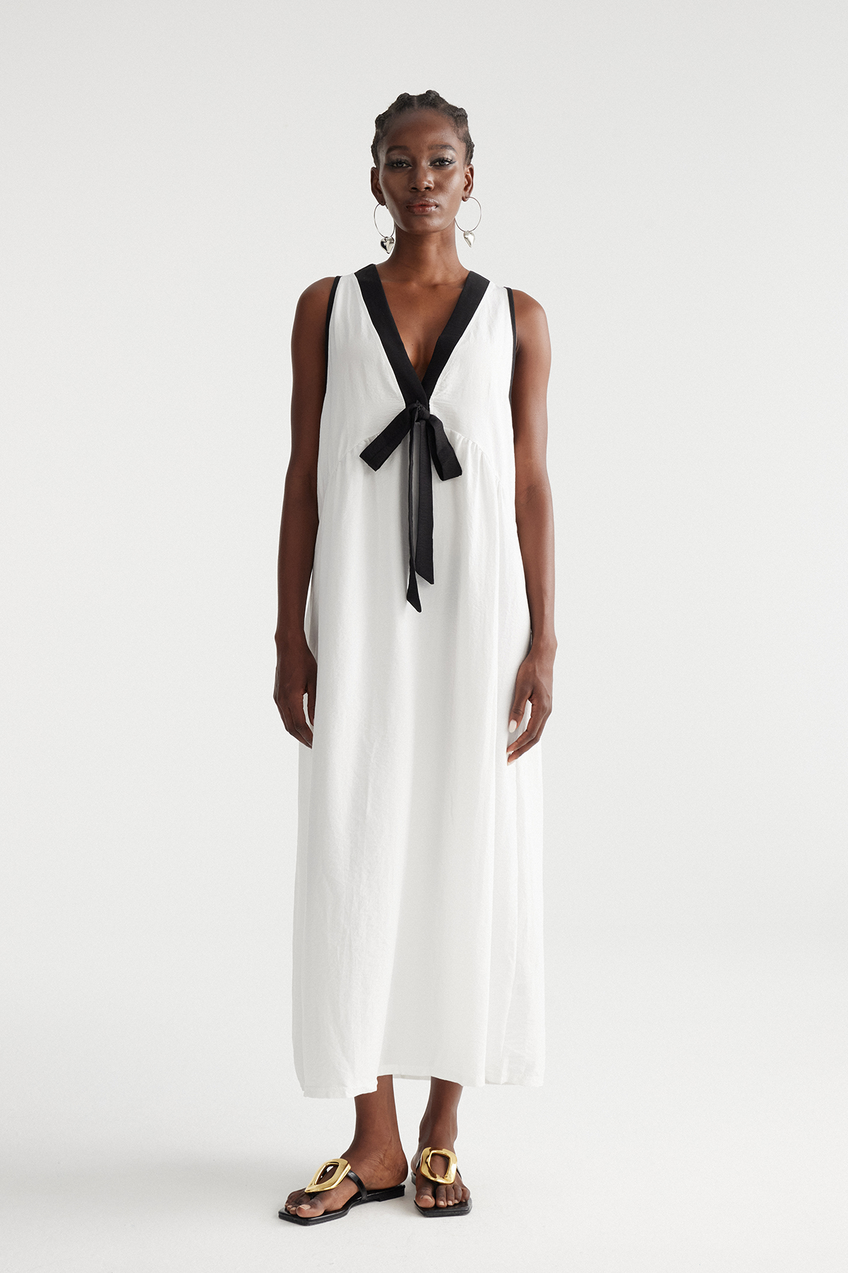 Ilyan Sleeveless Bow Maxi Dress In White