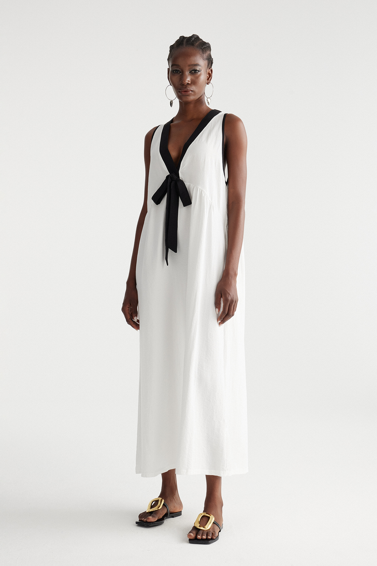 Ilyan Sleeveless Bow Maxi Dress In White