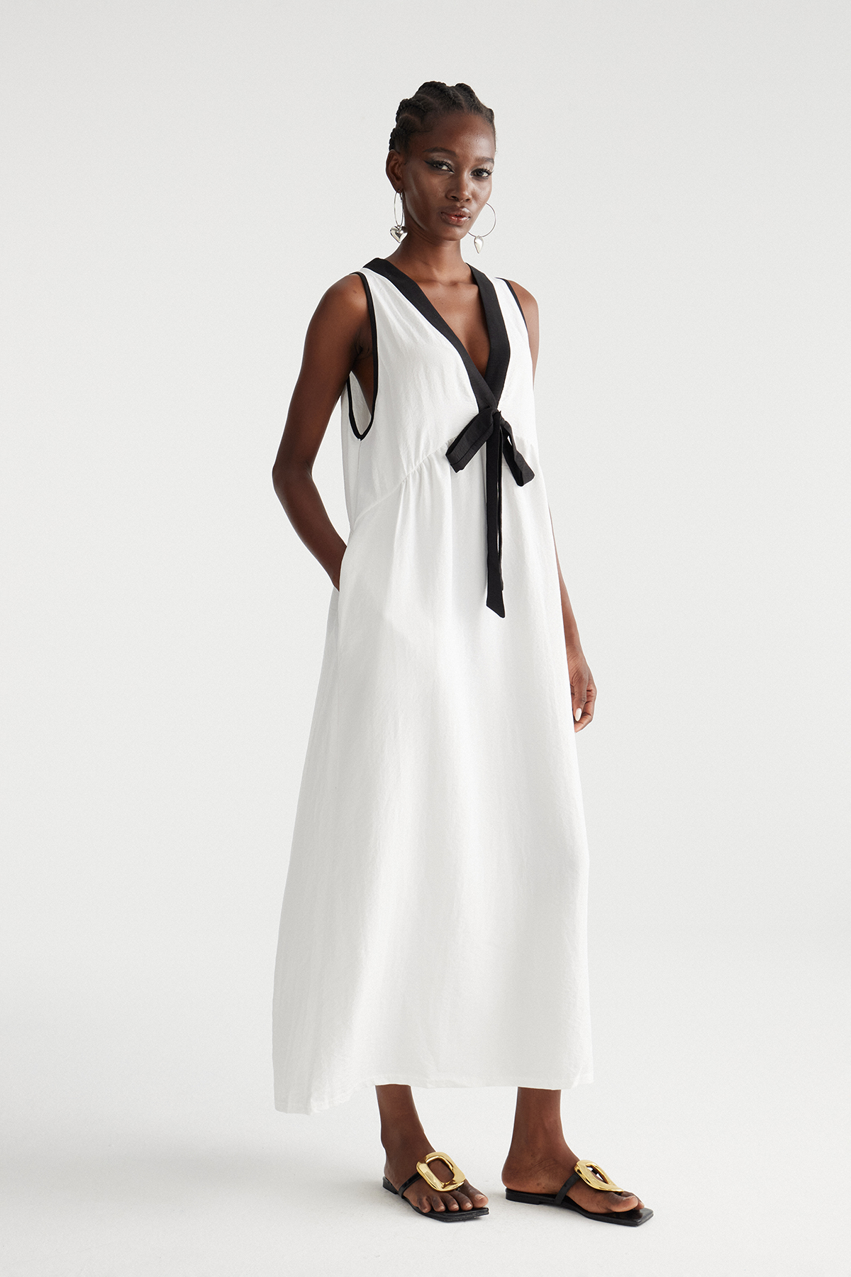 Ilyan Sleeveless Bow Maxi Dress In White
