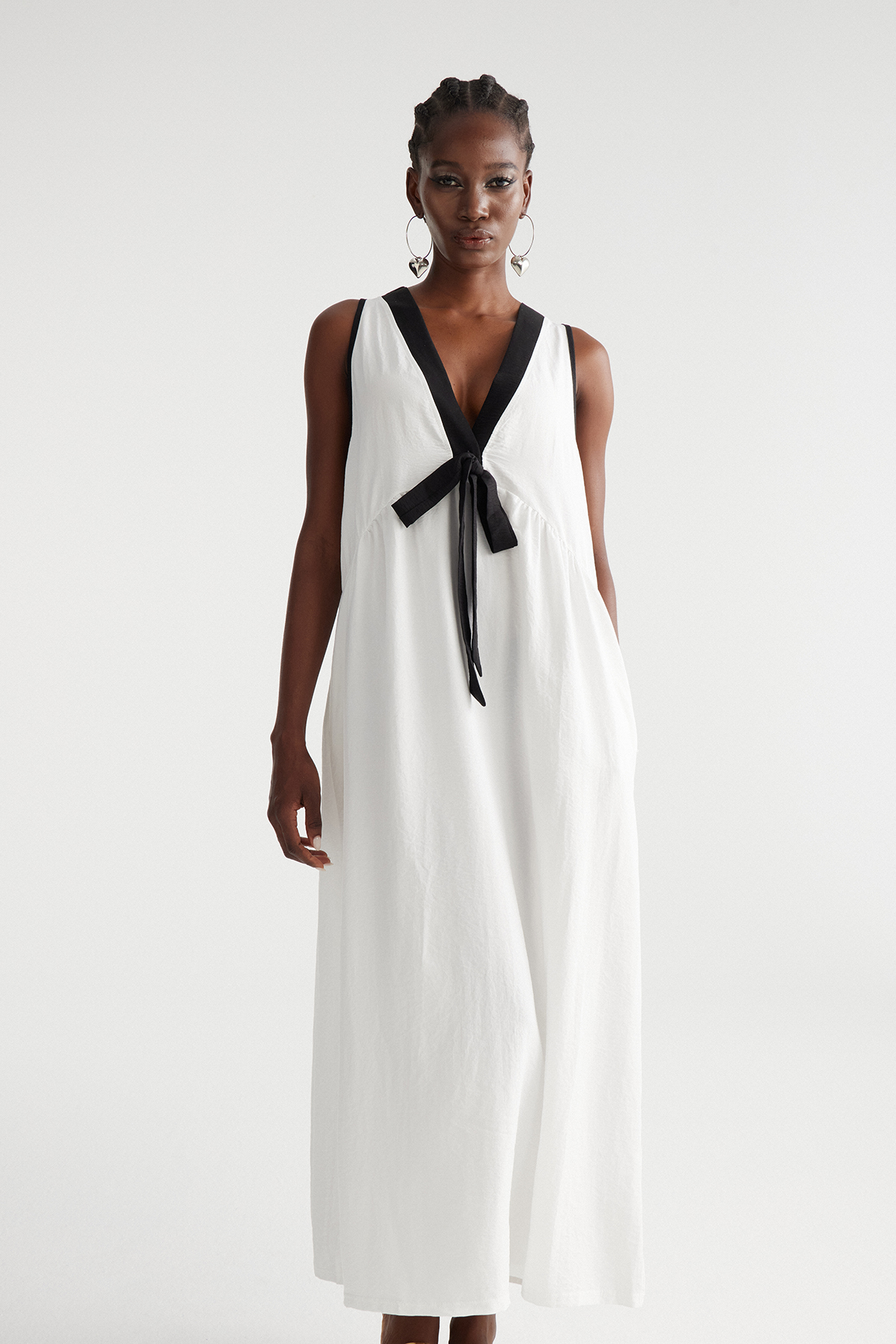 Ilyan Sleeveless Bow Maxi Dress In White